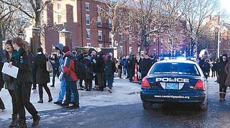 科學中心外有大批師生在等候消息，亦有警方在戒備。（互聯網圖片）