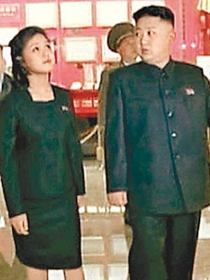 北韓朝中社播出李雪主去年夏天跟隨金正恩視察錦繡山太陽宮的紀錄片。（互聯網圖片）