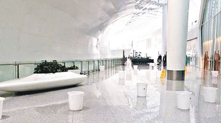 排水桶陣<br>新客運大樓內多處放有接水的白色大桶。（互聯網圖片）
