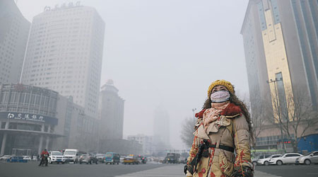 吉林長春連日出現霧霾天氣，市民出行都戴上口罩。（中新社圖片）