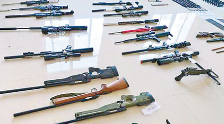 警方繳獲大批槍枝。（互聯網圖片）