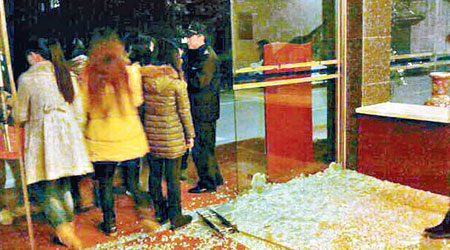 圖書館自修室的玻璃被逼爆後，地上散滿玻璃碎片。（互聯網圖片）