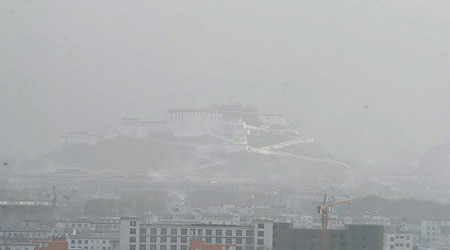 拉薩受北方沙塵天氣影響，迎來今年首次浮塵天氣，布達拉宮若隱若現。（互聯網圖片）