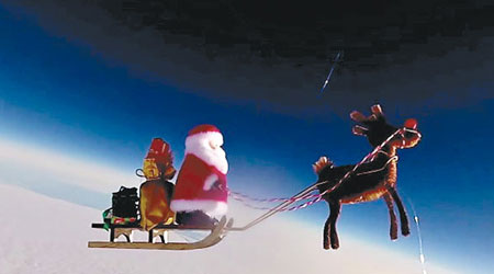鹿車上的聖誕老人玩具衝出大氣層。（互聯網圖片）