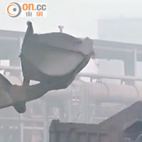 鋼鐵廠卡車在運輸原料及廢料期間，未有除塵和覆蓋。