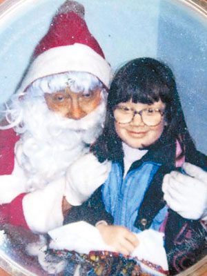 豪特利（右）兒時常被迫與聖誕老人拍照，令她留下陰影。（互聯網圖片）