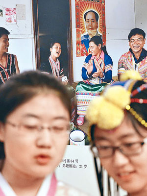 兩名女學生在北京民族文化宮參觀一個主題與毛澤東有關的攝影展。（中新社圖片）