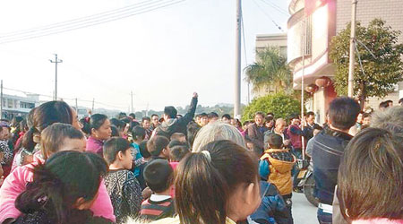 村民堵塞村領導家門抗議。（互聯網圖片）