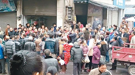 白果村村民包圍村政府大樓抗議。（互聯網圖片）