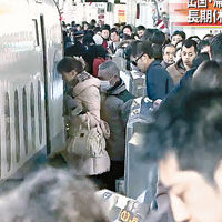 東京鐵路站昨日擠滿人潮。（互聯網圖片）