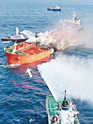 化學品運輸船（箭咀示）的船身中段起火，南韓派出救援船撲火。（互聯網圖片）
