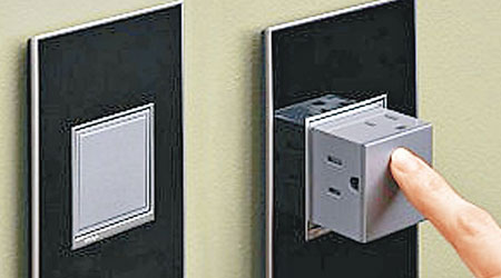 伸縮電插蘇藏在牆身內，輕按一下插蘇面板才會彈出。(互聯網圖片)