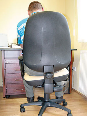 健康辦公椅的座位可左右傾斜，有助鍛煉用家的腰脊肌肉。（互聯網圖片）