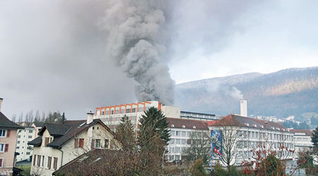零件廠發生火警，冒出大量濃煙。（互聯網圖片）