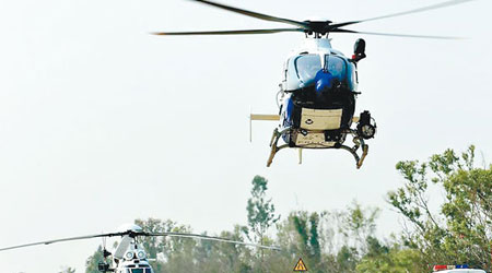 警方出動直升機剿毒。（互聯網圖片）
