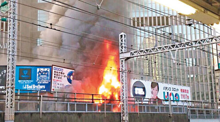 火警鄰近有樂町車站，現場冒出火光濃煙。（互聯網圖片）