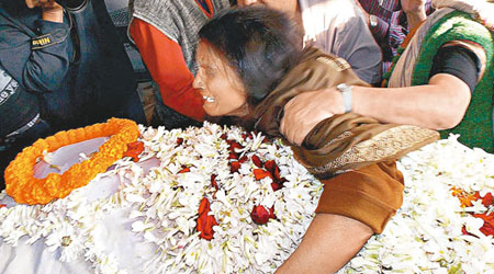 女事主的母親在加爾各答的示威遊行期間，抱着女兒棺木痛哭。（互聯網圖片）