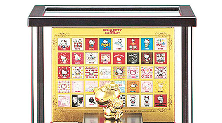 純金打造的吉蒂貓金光耀眼，是福袋中的搶手貨。（互聯網圖片）