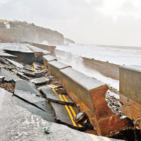 威爾斯有道路被巨浪嚴重破壞。（互聯網圖片）