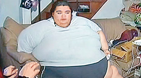 減肥前<br>吉布斯一度重逾七百六十四磅。（互聯網圖片）