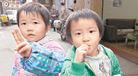 被拐女童徐丹丹（右）、馬夢麗（左）獲救後仍心有餘悸。（張琦攝）