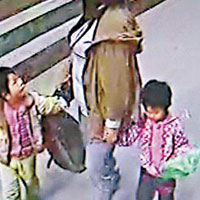 監控錄像拍下兩名女童被中年女子帶走時畫面。（互聯網圖片）