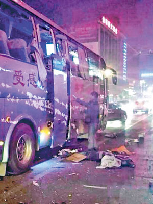 蒲城縣一長途巴士發生爆炸，數名死者倒臥現場。（互聯網圖片）