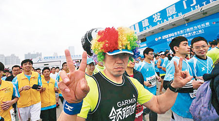 廈門上周舉行國際馬拉松比賽，有選手在賽事途中吃麵包骾喉暈倒。（互聯網圖片）