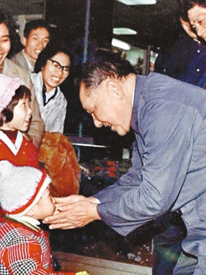 鄧小平於一九八四年在中山一商場撫摸一小孩的臉。（互聯網圖片）