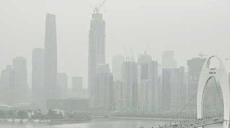 廣州<br>廣州珠江新城被霧霾籠罩，高樓大廈僅餘朦朧身影。（中新社圖片）