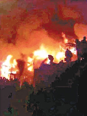 四川佛學院的僧舍火勢非常猛烈。 (互聯網圖片）