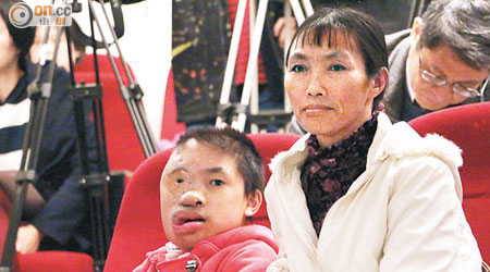 楊雲盈在母親陪同下出席記者會。（包克明攝）