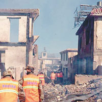 多棟房屋被燒毀。（互聯網圖片）