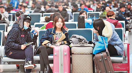 瀋陽北京候車室有大批準備乘火車回家過年的大學生。（中新社圖片）