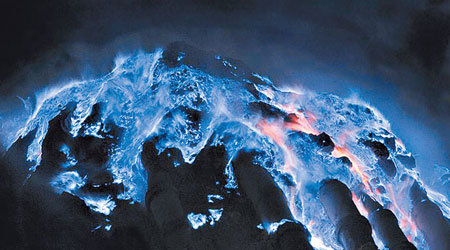 卡瓦伊真火山的熔岩火燄變成詭異藍色。（互聯網圖片）