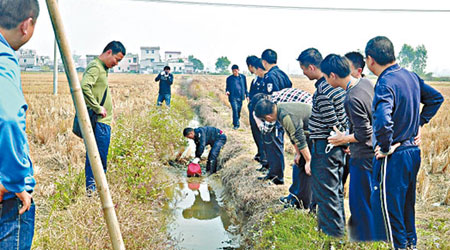 警方在發現阿芳伏屍的水溝進行調查。（互聯網圖片）