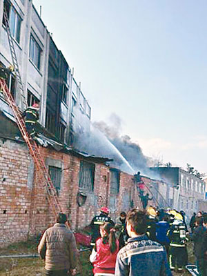 浙江鞋廠奪命大火，消防員在場撲救。（互聯網圖片）