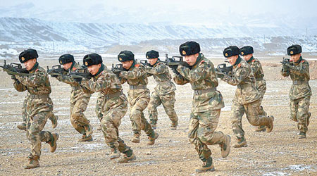 新疆邊防總隊機動支隊日前進行戰術訓練。（中新社圖片）