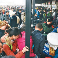 北京火車站購票處昨人頭湧湧。（中新社圖片）