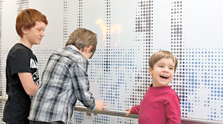 互動LED牆可減低小朋友對住院的抗拒。（互聯網圖片）