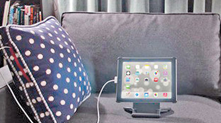 充電攬枕是宅男宅女的最佳拍檔。(互聯網圖片)