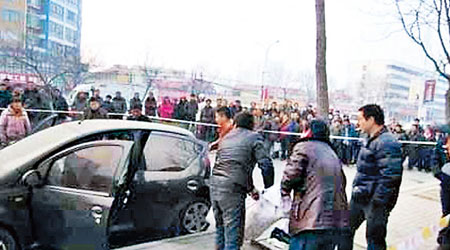 河南警方封鎖離奇命案現場，涉事私家車上鋪滿灰塵。（互聯網圖片）