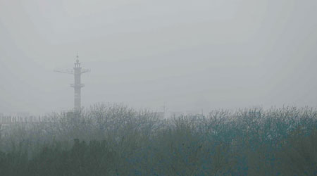 北京天壇附近的傘塔在霧霾下與晴朗天氣對比強烈。（中新社圖片）
