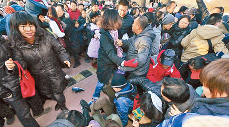 少年宮開門時多人被擠倒在地。（互聯網圖片）