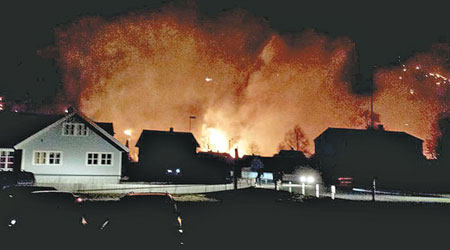 小鎮發生火警，波及多幢建築物。（互聯網圖片）