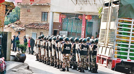 二百多名武裝警員到村內強行鎮壓。（互聯網圖片）