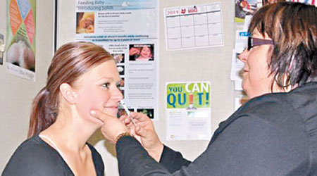 加拿大H1N1肆虐，民眾接受流感疫苗注射。（互聯網圖片）