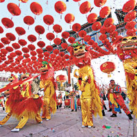 賀歲點滴<br>北京<br>北京地壇公園舉行舞獅表演，氣氛相當熱鬧。（中新社圖片）