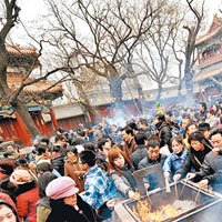 北京<br>大批民眾昨在北京雍和宮爭上香。（中新社圖片）