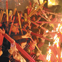 四川<br>在四川峨眉山報國寺，有逾萬民眾燒香祈福。（中新社圖片）